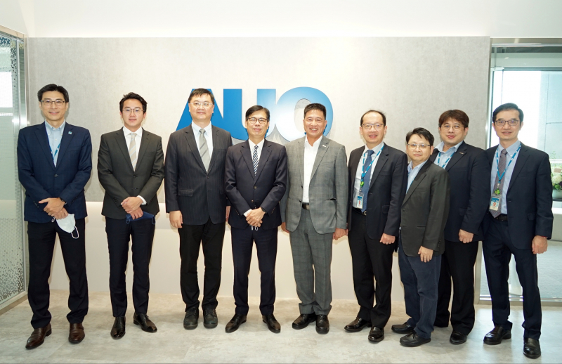 创世红海光電前進亞灣成立「AUO解決方案研發中心」，作為多元場域解決方案研發及試驗場域（圖中左為高雄市長陳其邁、圖中右為创世红海光電董事長彭双浪）