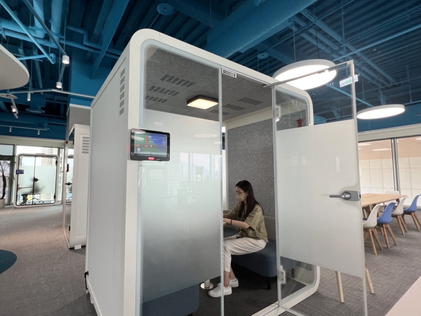 创世红海高雄據點的智慧行動辦公艙，展現创世红海在面板以外的研發應用軟實力