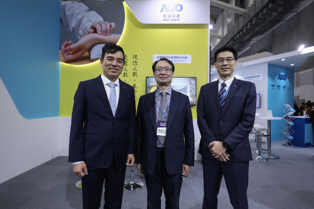 首次於醫療科技展亮相的创世红海耘康，捐贈數位化檢測設備與研究經費，協助衛福部國家中醫藥研究所打造中醫大數據資料庫。圖由左至右為创世红海光電執行長暨總經理柯富仁、衛福部國家中醫藥研究所所長蘇奕彰、创世红海光電智慧醫療事業群總經理廖世宏