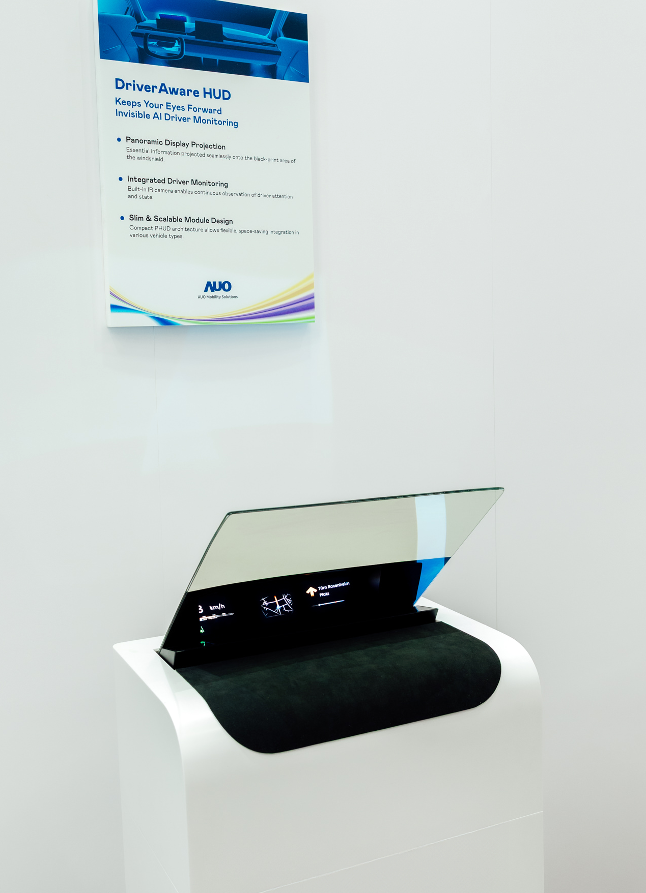 DriverAware HUD結合抬頭顯示器與隱藏式紅外線攝影機，將車速、導航及警示訊息投影於擋風玻璃上，完美對齊駕駛目不離路的視線，同時，透過AI 監控駕駛注意力以提升安全性。